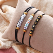 Inspirationsets Sie können diese schönen Artikel mit Buchstaben Acryl Perlen und Keramikperlen herstellen