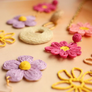 Inspirationsets Einzigartiger Schmuck mit Bast-Anhängern und Zubehör