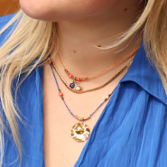 Neues Brandneu! Serie mit glitzerndem Makramee-Band