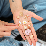 Ein Look, den alle lieben Ein Look, den alle lieben: der Bettel-Halsketten-Trend