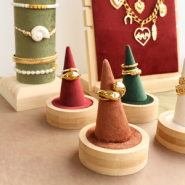 Inspirationsets Schmuckkollektion mit Holzdisplays auslegen