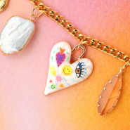 Neues 28-02-2025 Funky Metallanhänger mit Emaille