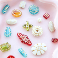 Inspirationsets Mix & Match mit Acrylperlen mit goldfarbenen Details  