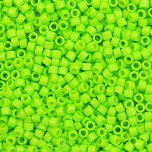 Miyuki Perlen 11/0 delica's Duracoat opaque dyed kiwi green DB-2121