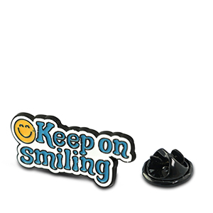 Anstecker "Keep on smiling" White-blue-yellow
