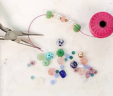 Soeben eingetroffen: Natursteinperlen in Blumenform