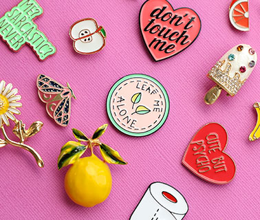 Neue Serie farbenfroher Broschen und Pins