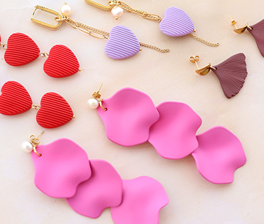 Neu eingetroffen! Serie mit Acrylperlen und Anh&auml;nger