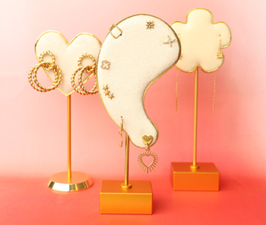 Neue Serie mit zierlichen Schmuckdisplays