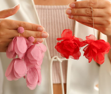 Trendige Ohrringe im Schleifen- und Blumendesign