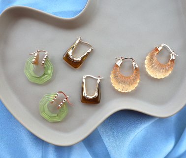 Jetzt da! Bunte Resin-Ohrringe in allerlei Designs