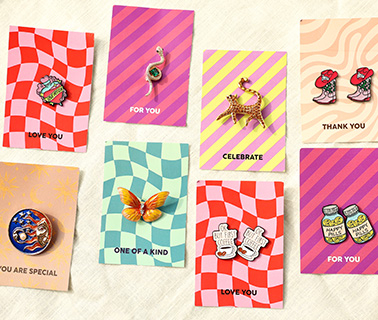 Jetzt da! Broschen und Pins in verspielten Designs