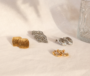 Neue gl&auml;nzende Schmuckst&uuml;cke aus Edelstahl