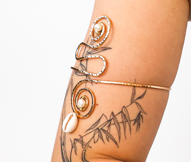 Trendsetter: Armcuffs in skulpturalen Metalldesigns 