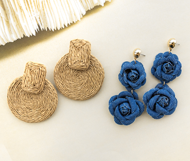 Statement-Ohrringe aus Raffia und Denim