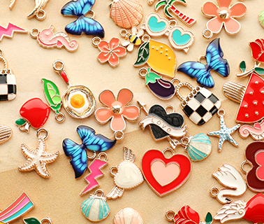 Verspielte Metallperlen und Anh&auml;nger