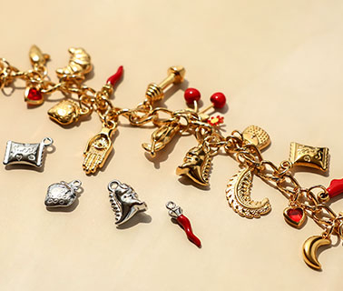 Anh&auml;nger aus Edelstahl mit trendigen Farbakzenten