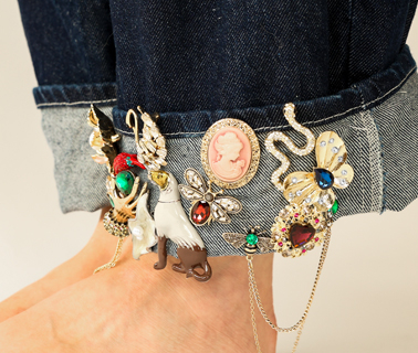 Neue Broschen, die jedem Outfit Charakter verleihen