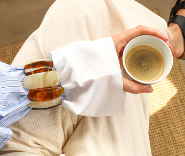 Serie mit ausdrucksstarken Resin- und Metallarmb&auml;ndern