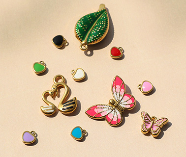 Sortiment mit ausdrucksstarken Edelstahlanh&auml;ngern