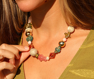 Neue Serie Acrylperlen mit goldfarbenen Details