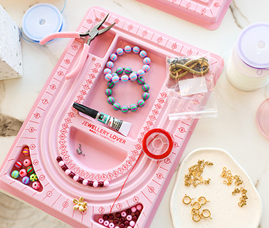 Schmuck gestalten mit Hilfe eines Perlen-Fädelbretts Schmuck gestalten mit Hilfe eines Perlen-Fädelbretts