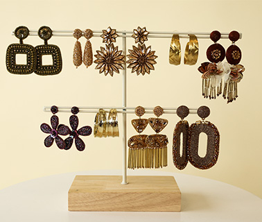 Neue Serie mit trendigen Ohrringe