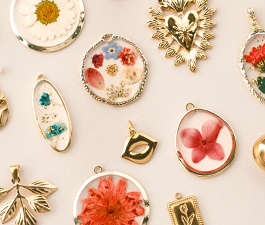 Neue Serie romantischer Trockenblumen-Anh&auml;nger