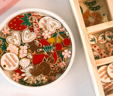 Neue farbenfrohe Metallanh&auml;nger