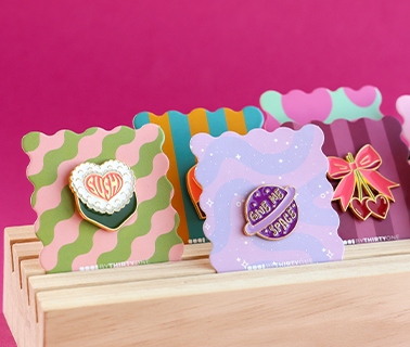 Trendige Pins auf BY31&reg;-Zierkarten