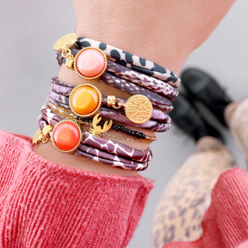 Ein Armband + Haargummi mit einem gesteppten Elastik Band 