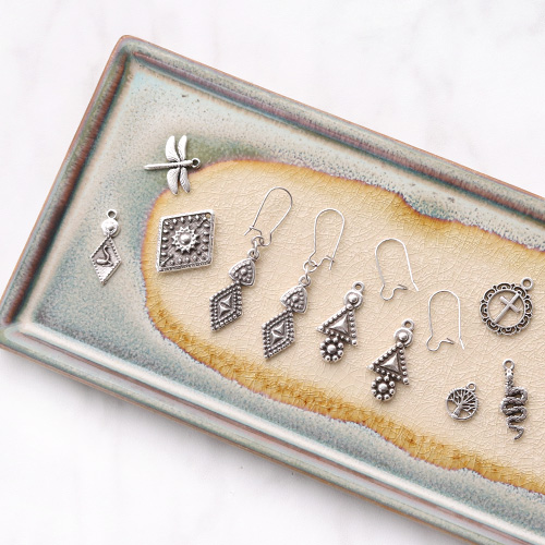 DQ Metall Schmuck und Schl&uuml;sselanh&auml;nger mit einer weichen Farbpalette