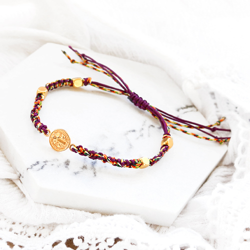 Fr&ouml;hliche Armb&auml;nder mit neuem Macram&eacute; Kn&uuml;pftechnik