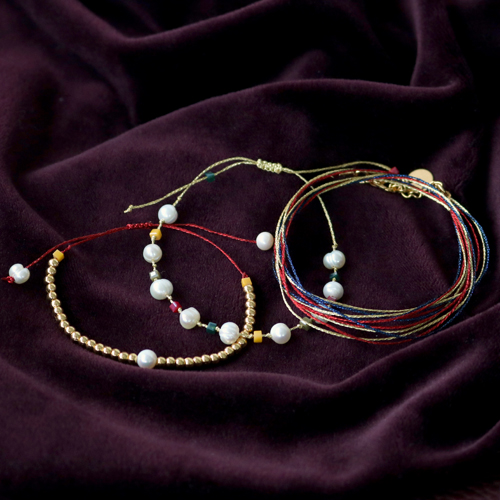 Mit Macram&eacute; Band, S&uuml;&szlig;wasserperlen und DQ Metall fertigen Sie diese Armb&auml;nder!