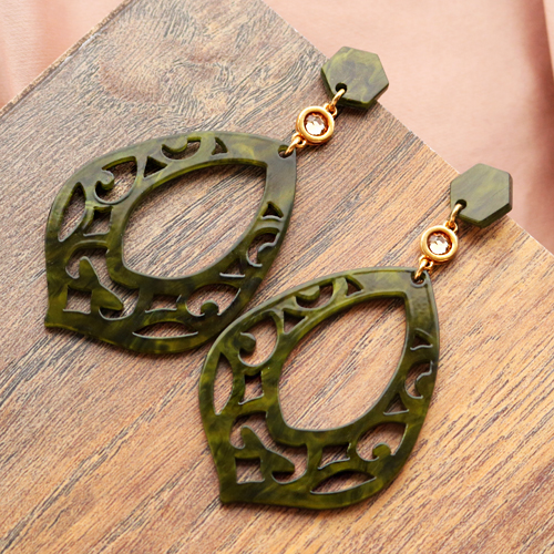 Anh&auml;nger aus Resin eignen sich hervorragend zur Herstellung von trendigen Ohrringen. F&uuml;r einen fantastischen Effekt braucht man nicht viele Materialien! Schauen Sie kurz nach.