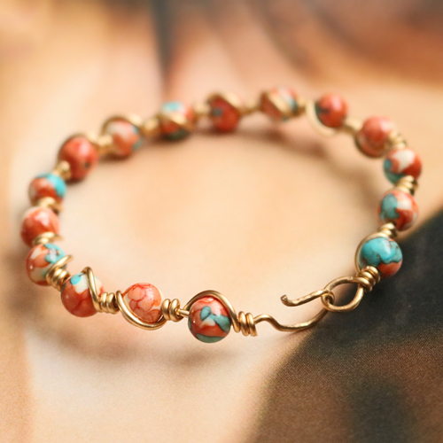 Neugierig, wie man mit Natursteinperlen stilvollen Schmuck herstellen kann? Schauen Sie sich diese Inspiration an: