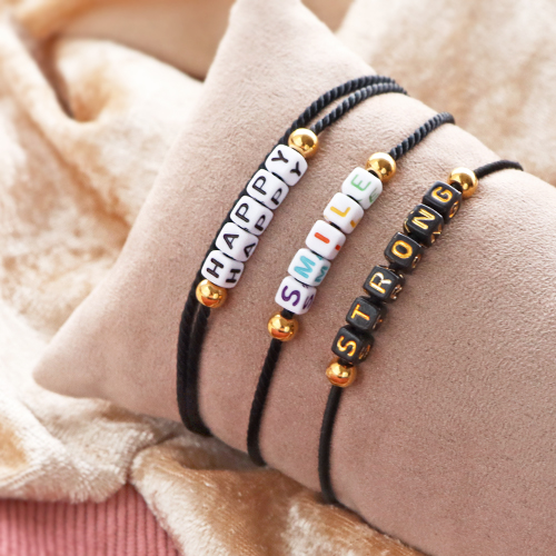 Sie k&ouml;nnen diesen Schmuck und diese Accessoires mit den neuen Buchstaben Acryl Perlen und Keramikperlen herstellen: