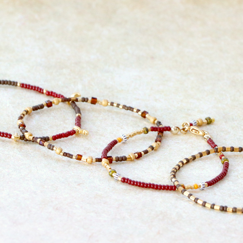 Sie k&ouml;nnen diese trendigen Armb&auml;nder selbst mit Miyuki Perlen herstellen: