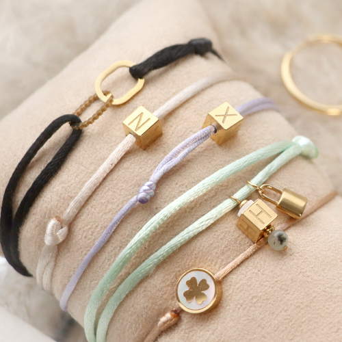 Mit den W&uuml;rfel-Buchstaben-Perlen aus Edelstahl k&ouml;nnen Sie ganz einfach diesen stilvollen Schmuck herstellen: