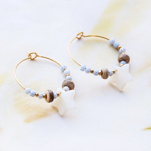 Sehen Sie, wie man Sommerschmuck mit Muschelanh&auml;ngern macht 