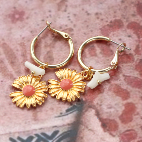 Stilvollen Sommerschmuck entwerfen mit goldfarbenen Blumenanh&auml;ngern aus DQ Metall.