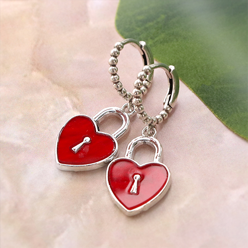 Jetzt eleganten Schmuck aus Resin-Anh&auml;ngern mit Messing, Top-Facett-Perlen und Ohrsteckern gestalten