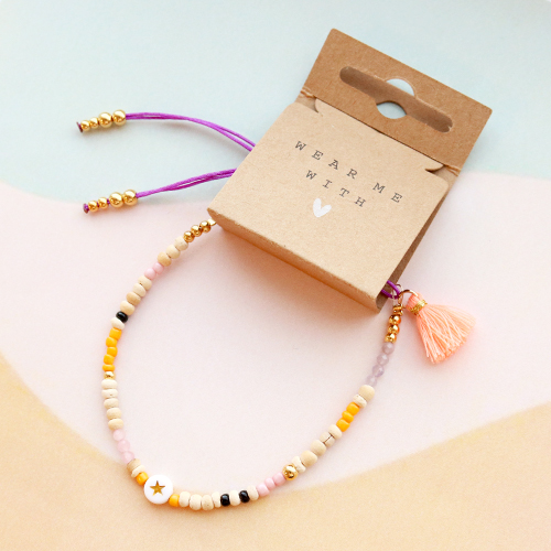 Farbenfrohe Armb&auml;nder designen mit 1,5 cm gro&szlig;en Quasten, Macram&eacute;-Band und verschiedenen Perlen!