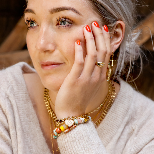 Get inspired: Aussagekr&auml;ftiger Schmuck im Stile &bdquo;Spirited Comfort&ldquo; liegt diesen Herbst/Winter voll im Trend.