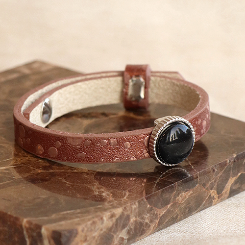 Entwerfen Sie eine trendige Armbandkollektion mit Cuoio-Schiebeelementen und -Cabochons