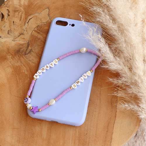 Kreativ werden und mit trendigen Buchstabenperlen aus Acryl angesagte Telefonketten gestalten