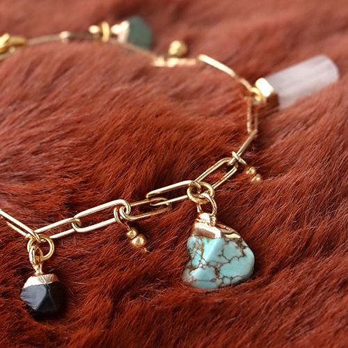 Werden Sie kreativ und binden Sie diese neuen modischen Natursteinanh&auml;nger in Ihre gesamten Schmuckkollektion ein.