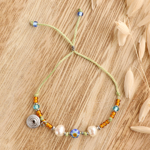 So entstehen trendige Armb&auml;nder aus Makramee-Band