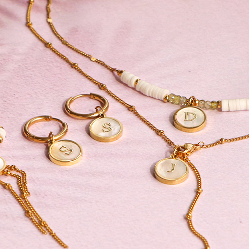 Edelstahl-Anh&auml;ngern mit Initialen! So kreieren Sie trendige Halsketten und Ohrringe
