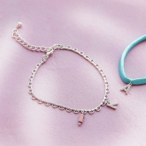 So entwerfen Sie Armb&auml;nder und Halsketten mit Initialen-Anh&auml;ngern